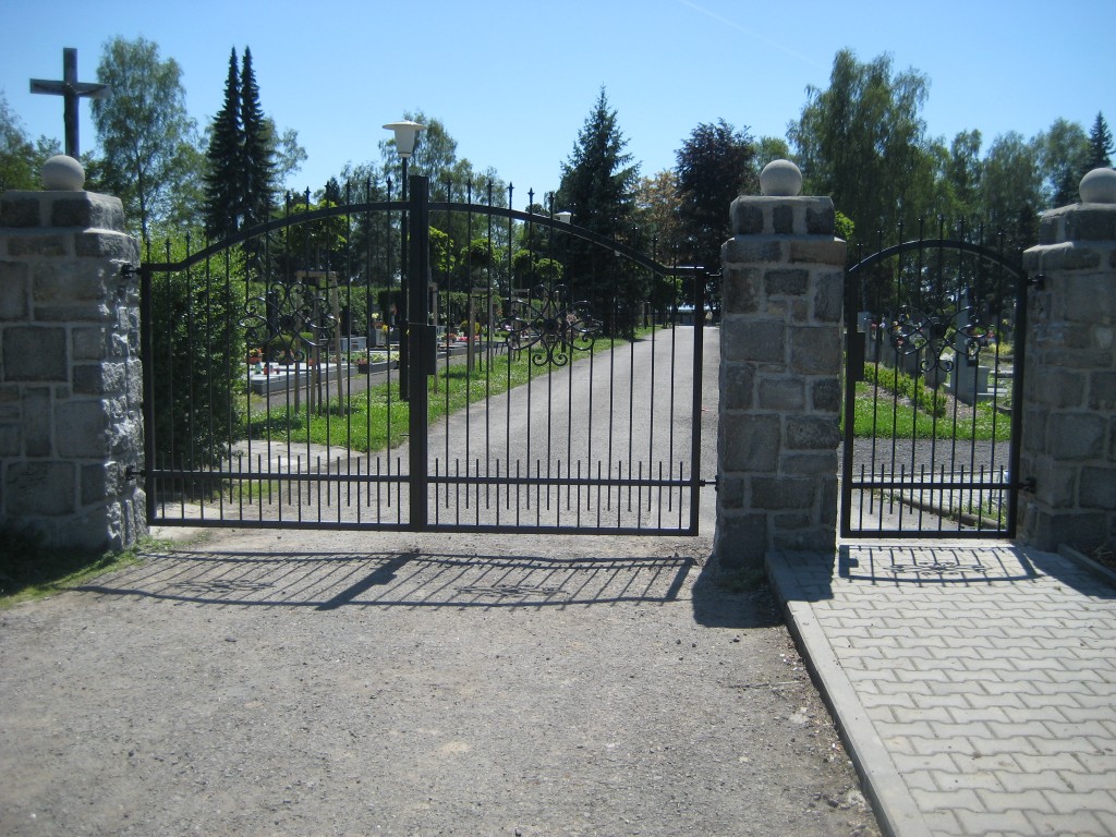 2014.06.07. Polanka hřbitov, výroba a montáž bran (1)